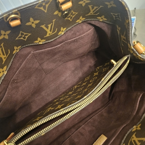 Louis Vuitton Montaigne GM – Monogram Canvas w/ Original Strap - Picture 11 of 16